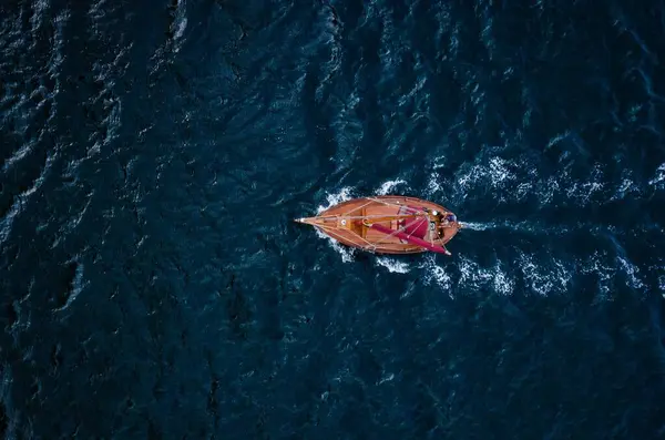 Вид Сверху Моторную Лодку Плывущую Воде Оставляя Пенный След — стоковое фото