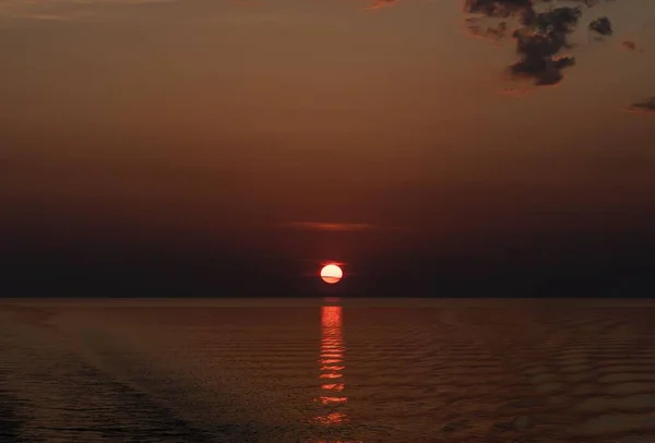 Ein Sonnenuntergang Über Dem Meer Sonne Die Sich Ozean Spiegelt — Stockfoto