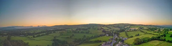 Панорамный Вид Дома Возле Возделываемых Зеленых Полей Облачном Закате — стоковое фото