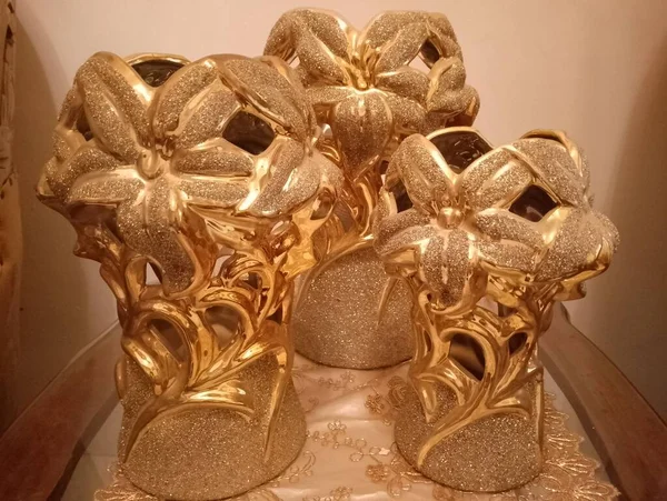 Tři Velmi Krásné Zlaté Vázy Vypadají Elegantně Bez Květin — Stock fotografie