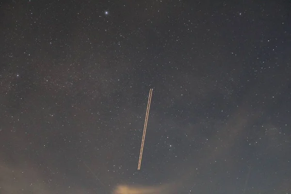 Den Långa Exponeringen Stjärnlänkssatelliterna Himlen Stjärnklar Natthimmel — Stockfoto