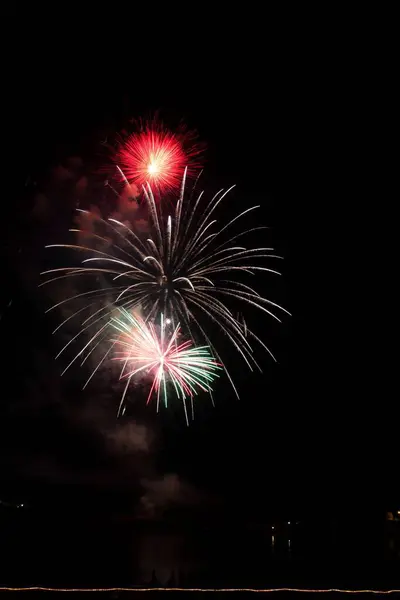 Tiro Vertical Fogos Artifício Coloridos Explodindo Céu Escuro Noite — Fotografia de Stock