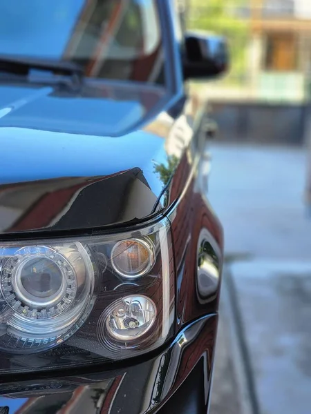 Tiro Frontal Luxo Luzes Direitas Carro Preto Com Fundo Rua — Fotografia de Stock