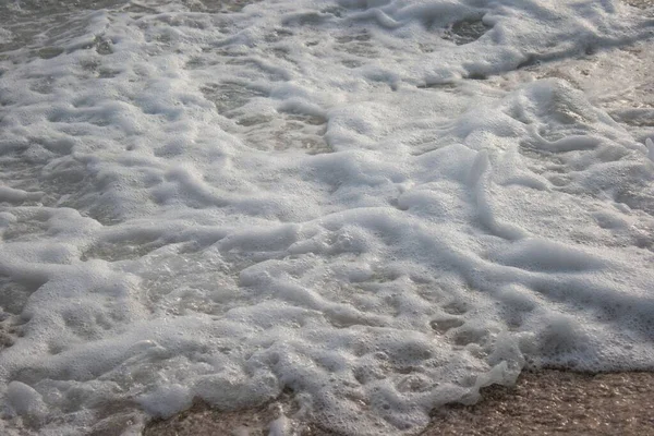 海滩上美丽的发泡浪花的特写 — 图库照片