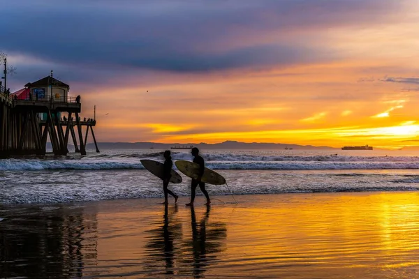 Vacker Bild Två Personer Som Går Strand Med Surfbrädor Vid — Stockfoto