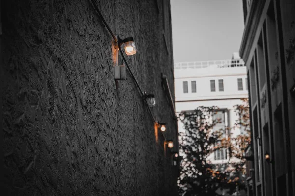 Egy Kis Üvegedény Lámpások Egy Texturált Falon Egy Szűk Sikátorban — Stock Fotó