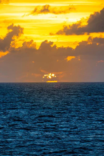 Eine Vertikale Aufnahme Eines Meeres Das Einen Bewölkten Sonnenuntergang Reflektiert — Stockfoto
