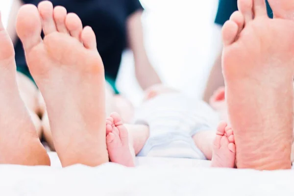 Eine Selektive Fokusaufnahme Weißer Babyfüße Neben Den Füßen Der Eltern — Stockfoto