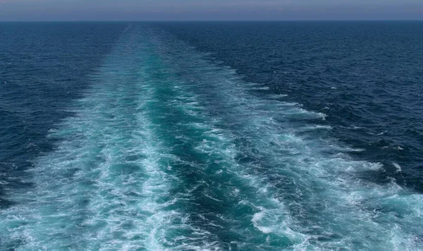 Ondas Oceânicas Azuis Espuma Barco Com Céu Azul — Fotografia de Stock