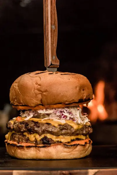 Atrakcyjny Hamburger Nożem Środku — Zdjęcie stockowe