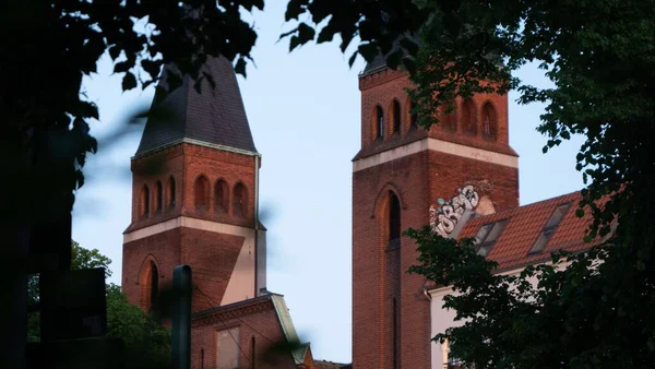 德国柏林Paul Gerhardt Kirche Ev福音教堂的塔楼在树后 — 图库照片