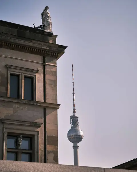 Berlini Fernsehturm Torony Teteje Berlini Középkori Épület Mögött Németországban — Stock Fotó