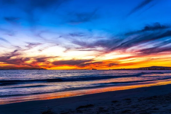 Beau Cliché Une Plage Sable Contre Une Mer Reflétant Coucher — Photo