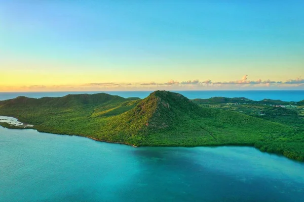 Όμορφο Πράσινο Νησί Του Ωκεανού Κάτω Από Τον Φωτεινό Γαλάζιο — Φωτογραφία Αρχείου