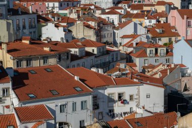 Lizbon, Portekiz tepesinde turuncu kil çatılı geleneksel evler. Portekiz 'de gayrimenkul