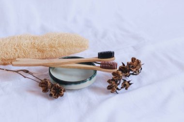 Biyo-çözünebilir doğal bambu kömür diş fırçaları ve lif süngeri, çevre dostu hijyen ürünü.