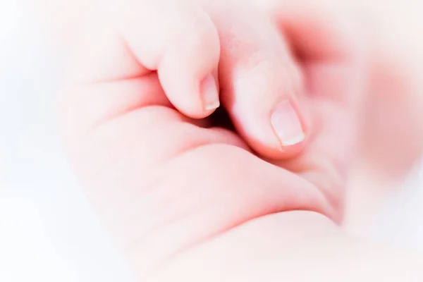 Nahaufnahme Von Weicher Hand Und Fingern Des Neugeborenen — Stockfoto