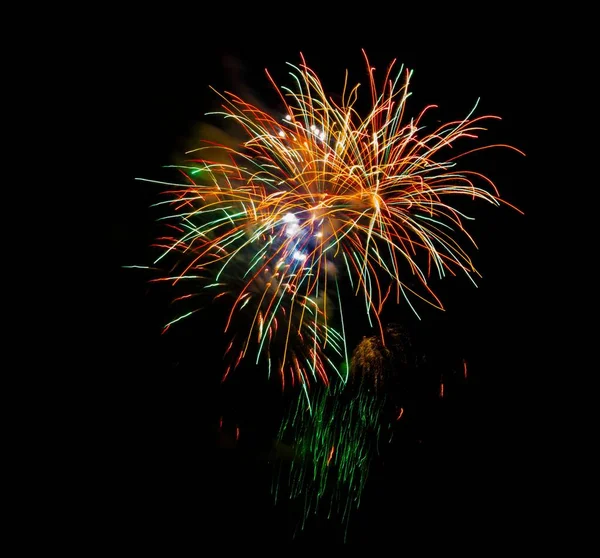 夜空に爆発する色とりどりの花火の美しいショット — ストック写真