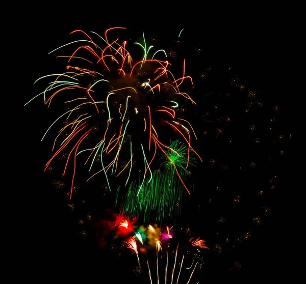 Krásný Záběr Barevného Jasného Ohňostroje Explodujícího Noční Obloze — Stock fotografie