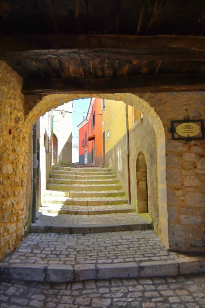 Wąska Uliczka Średniowiecznej Miejscowości Sepino Regionie Molise Włochy Słoneczną Pogodę — Zdjęcie stockowe
