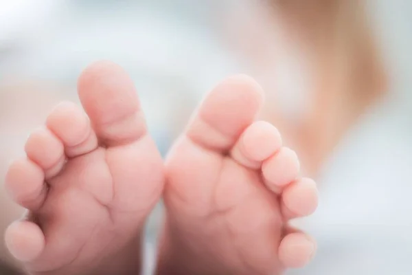 Eine Nahaufnahme Von Kinderfüßen Von Unten Auf Verschwommenem Hintergrund — Stockfoto