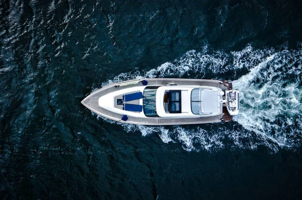 水中を航行する電動ボートの最上階からの眺め — ストック写真