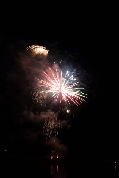Вертикальный Снимок Взрывающегося Красочного Фейерверка Темном Ночном Небе — стоковое фото