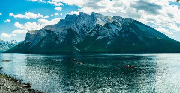 Plan Grand Angle Kayaks Dans Lac Minnewanka Canada — Photo