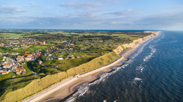Luftaufnahme Der Wunderschönen Küste Norddänemarks Mit Dem Ikonischen Dorf Lonstrup — Stockfoto