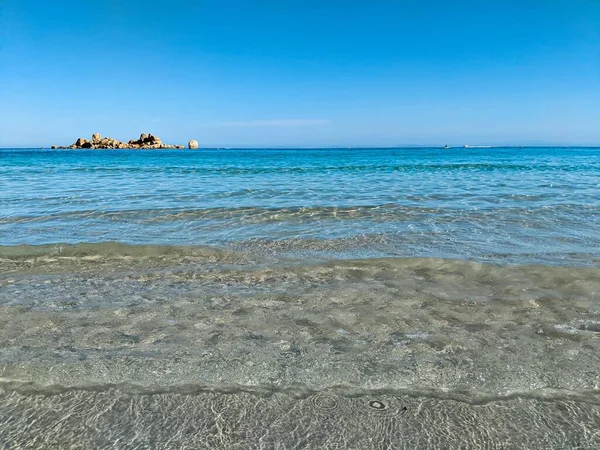 美丽的海滩 背景是碧绿的水和岩石 — 图库照片