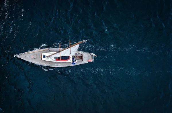 Uma Vista Superior Barco Navegando Através Água Deixando Uma Trilha — Fotografia de Stock