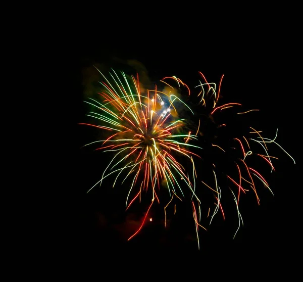 Eine Schöne Aufnahme Von Bunten Hellen Feuerwerk Explodiert Einem Nachthimmel — Stockfoto