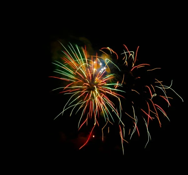 Hermoso Disparo Fuegos Artificiales Brillantes Colores Que Explotan Cielo Nocturno —  Fotos de Stock