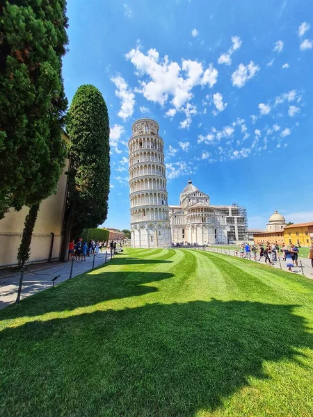 Talya Mavi Gökyüzünün Altındaki Ünlü Eğimli Pisa Kulesinin Dikey Görüntüsü — Stok fotoğraf