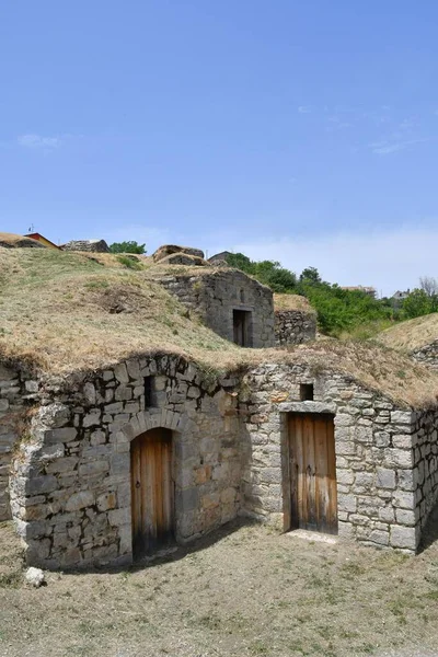 バジリカータ地方の村ピエトラガラの パルメンティ と呼ばれるワインの生産のための古代の農村の建物 — ストック写真