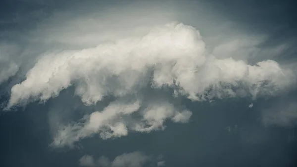 Dramatyczny Widok Burzliwej Chmury Ciemnym Niebie — Zdjęcie stockowe