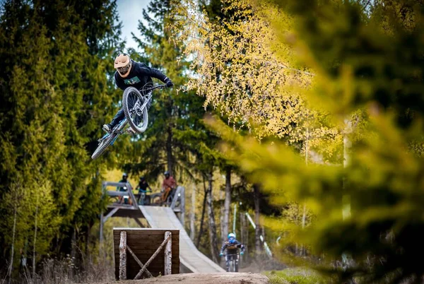 Coureur Vtt Faisant Une Cascade Sur Les Lignes Bike Park — Photo