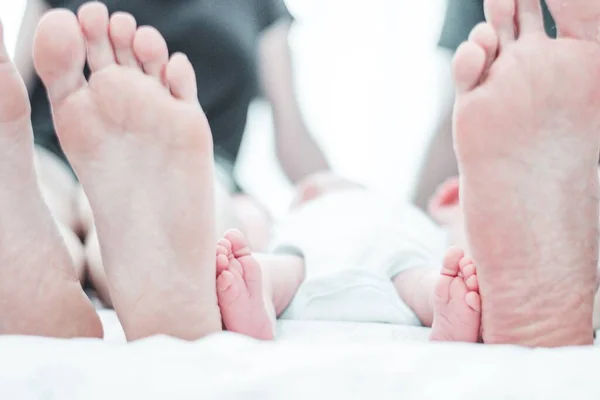Eine Selektive Fokusaufnahme Weißer Babyfüße Neben Den Füßen Der Eltern — Stockfoto