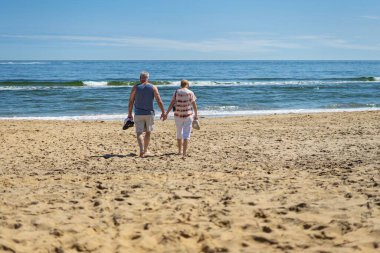 Zamanın kumlarını inceleyen yaşlı bir çift