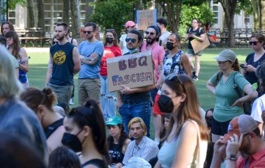 Cadman Plaza 'da toplanan aktivist gruplar New York' ta kürtaj için adalet talep ediyorlar.