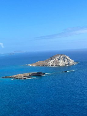 Adaların üzerinde güzel bir deniz manzarası