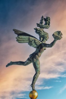 İsveç 'teki Helsingborg limanında bulunan deniz tanrıçası heykeli.