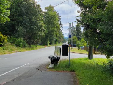 Yazın yolda bir otobüs durağı