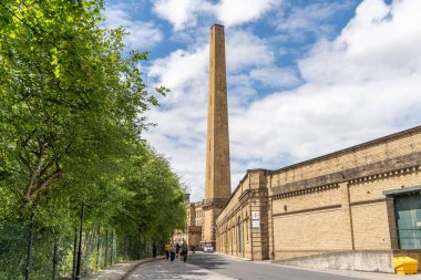 Salts Mill 'in dış görünüşü, bacayı gösteriyor - eski bir tekstil fabrikası, şimdi galeri alanı, alışveriş ve kafe Saltaire, Bradford, İngiltere.