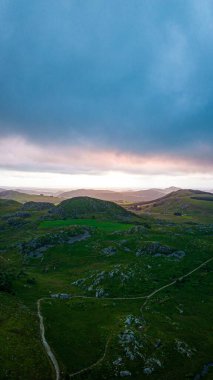 Güneşli bir günde güzel dağların dikey görüntüsü.