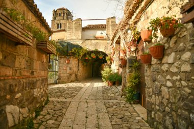 İtalya 'nın Caserta bölgesinin en eski taş evleri arasında dar bir sokak.