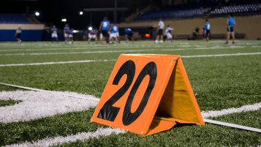 Flagfootball maçı sırasında sahada bir Amerikan futbol takımı.