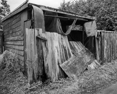 Evin dışında terk edilmiş eski bir ahır.