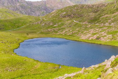 Galler 'in arka planında Snowdon Dağı' nın olduğu küçük bir göl manzarası