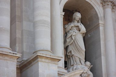 Syracuse Katedrali 'nde Bakire Meryem heykeli (Duomo di Siracusa)